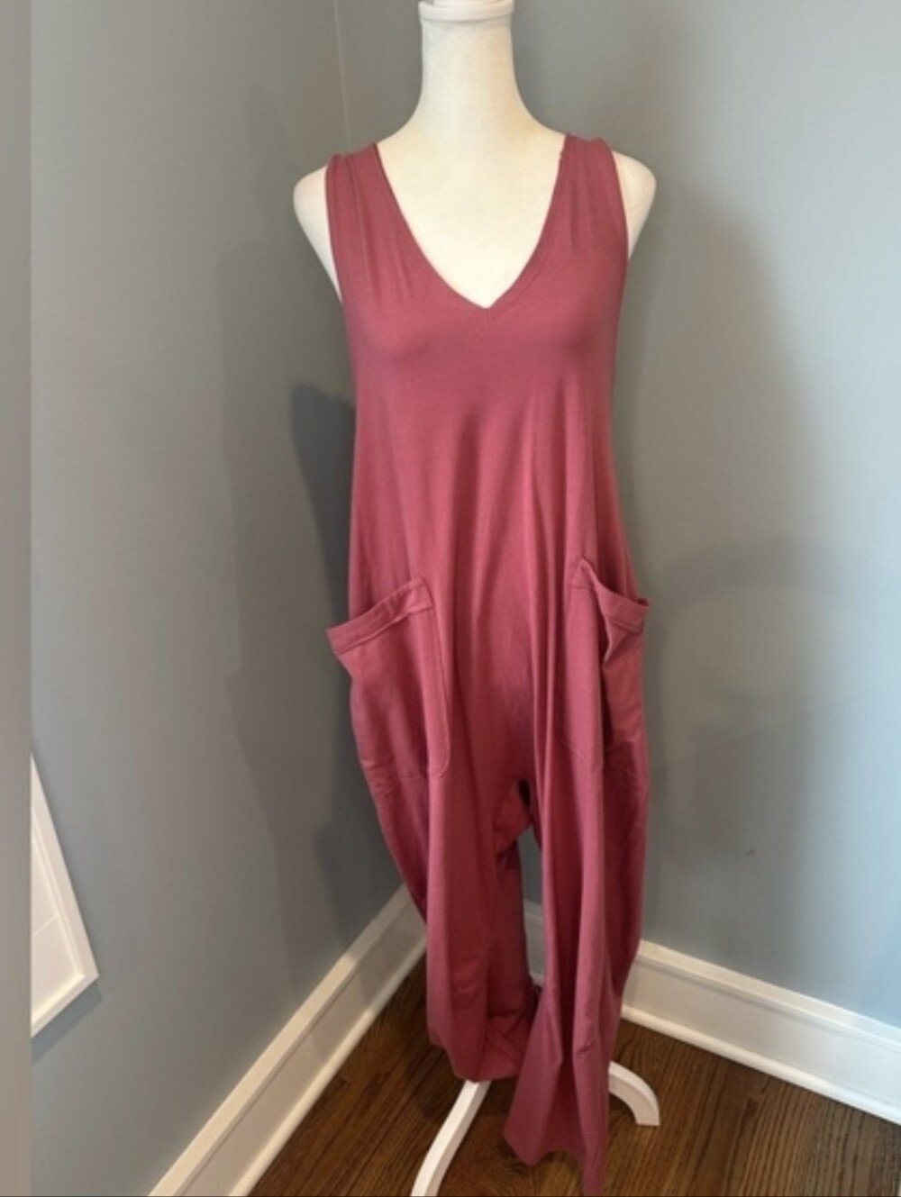Sleeveless V-Neck Pocket Jumpsuit in Mauve
